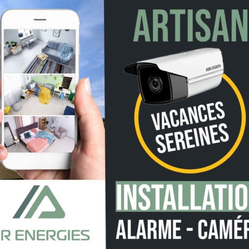Publicité pour QR Énergies mettant en avant l’installation d’alarmes et de caméras de surveillance. L’image est divisée en plusieurs sections : à gauche, une main tient un smartphone affichant des images de caméras de surveillance intérieures, et en arrière-plan, une maison moderne est visible. À droite, une caméra Hikvision est illustrée avec un cercle jaune contenant le texte "VACANCES SEREINES". Les mots "ARTISAN" et "INSTALLATION ALARME - CAMÉRA" sont mis en avant en lettres majuscules. Le logo de QR Énergies est affiché en bas à gauche.