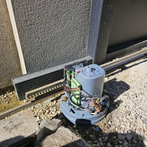 Moteur de portail sans le capot lors d'une réparation électrique