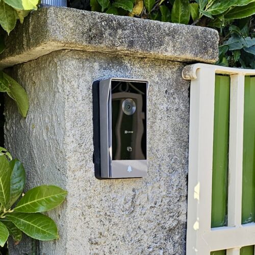 Visiophone installé sur un portail chez un particulier à Saint-Gervais-sur-Roubion
