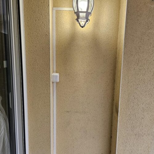 Installation d'un luminaire sur un mur