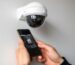 Application de camré de surveillance avec une caméra. Une main tient le téléphone.