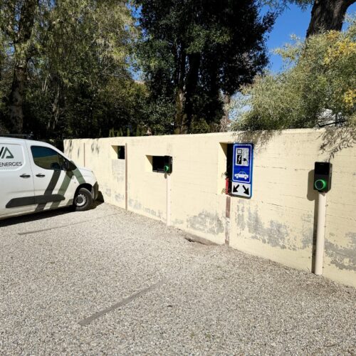 Parking d'hôtel avec bornes de recharge + fourgon QR ENERGIES. Installateur de bornes de recharge