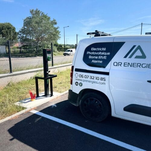 Installation borne de recharge électrique Autel QR ENERGIES à Montélimar sur dalle avec protection, parking entreprise
