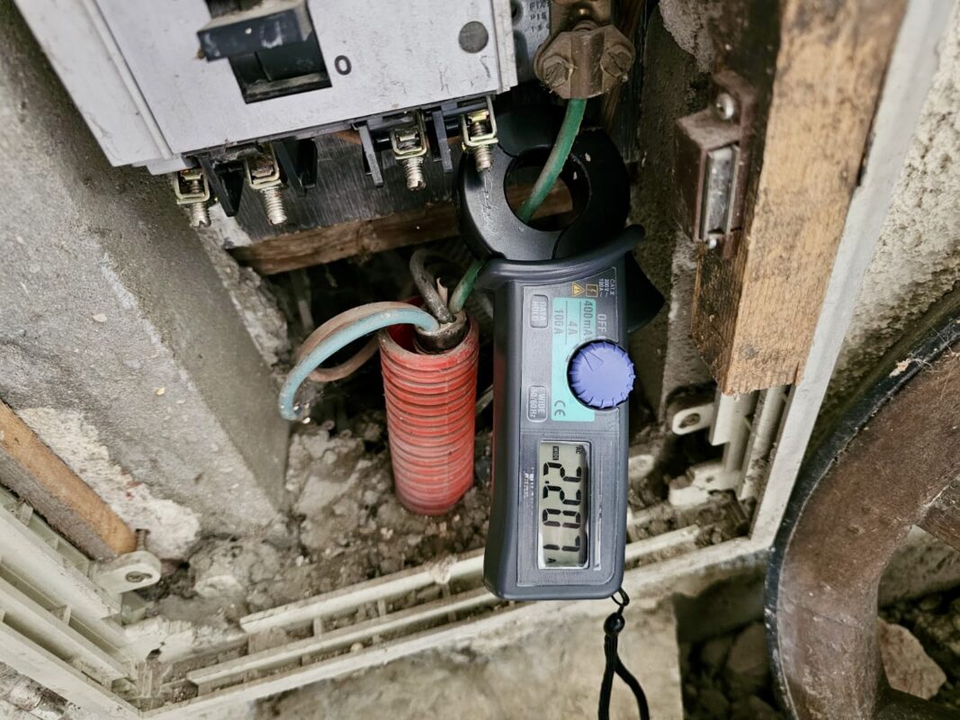 Mesure de terre sur une installation électrique vétuste.