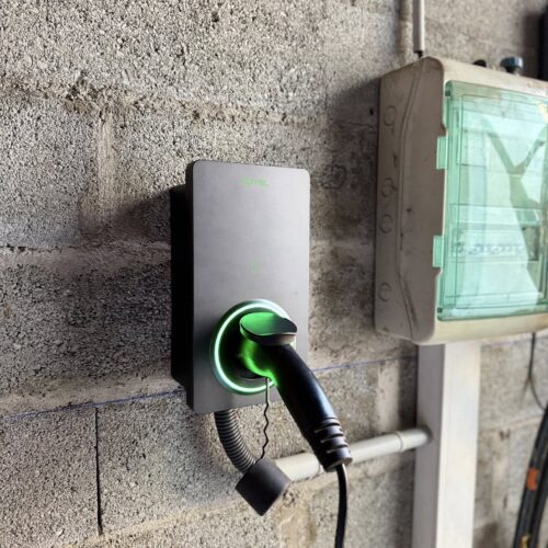 Borne de recharge mural pour véhicule électrique.