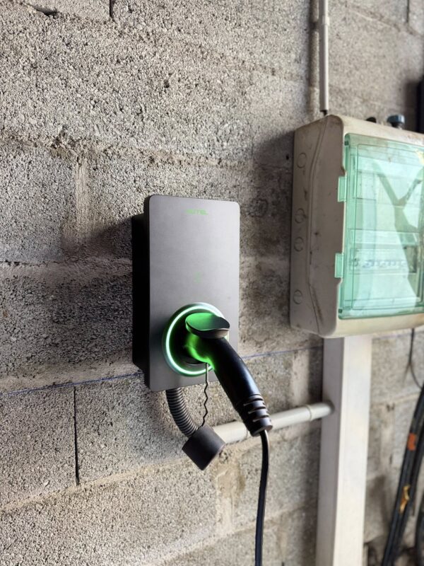 Borne de recharge mural pour véhicule électrique.