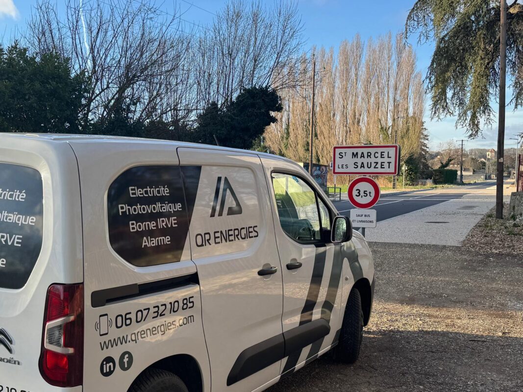 Véhicule QR ENERGIES à Saint Marcel Les Sauzet.