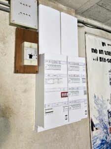 Tableau électrique neuf. Réalisation QR ENERGIES Électricien professionnel