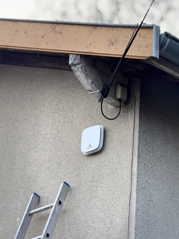 Alarme Ajax en facade d'une maison en Ardèche