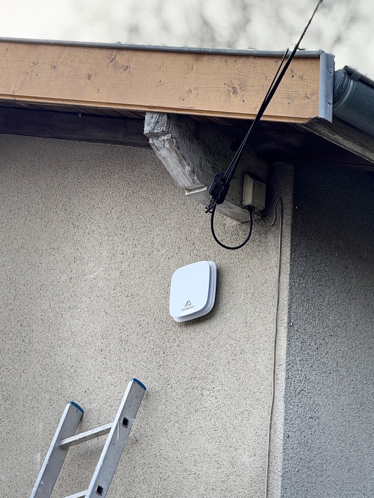 Alarme Ajax en facade d'une maison en Ardèche