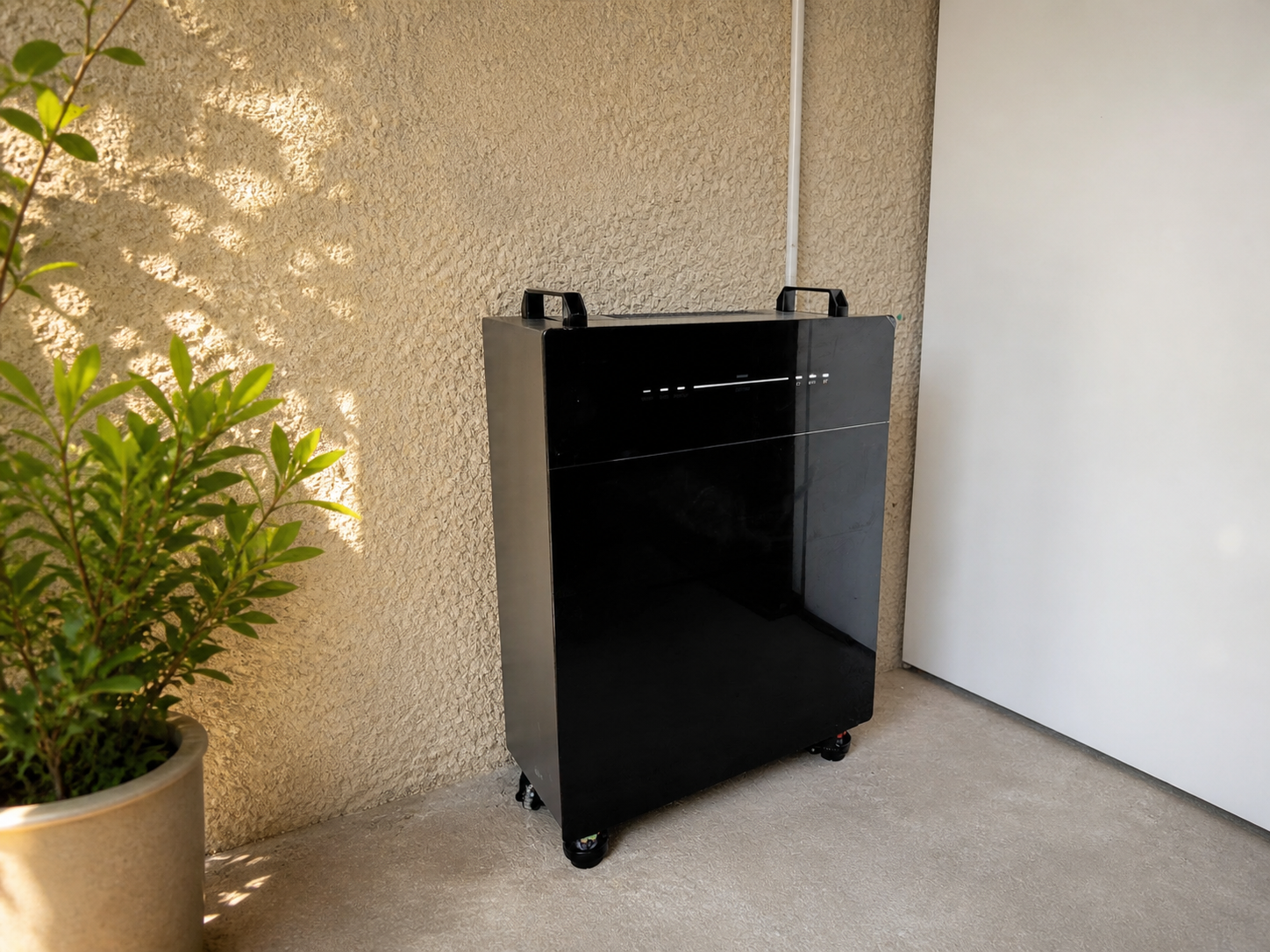 Batterie photovoltaïque installée par la société QR ENERGIES. On voit le passage des câbles et la batterie permettant de stocker l'énergie solaire.