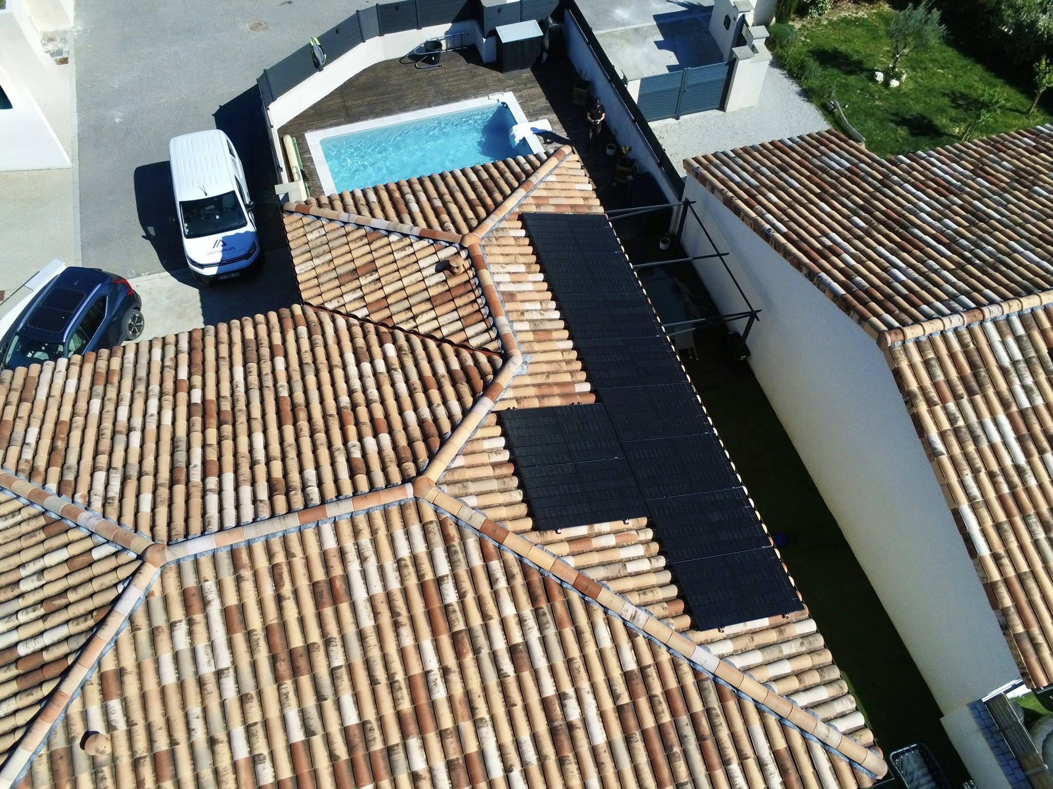 Installation de panneaux photovoltaïques dans la Drôme À la bâtie Chez un particulier sur la toiture de sa maison