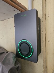 Borne de recharge de la marque Autel installée par la société QR ENERGIES sur un mur dans un garage à Montélimar.