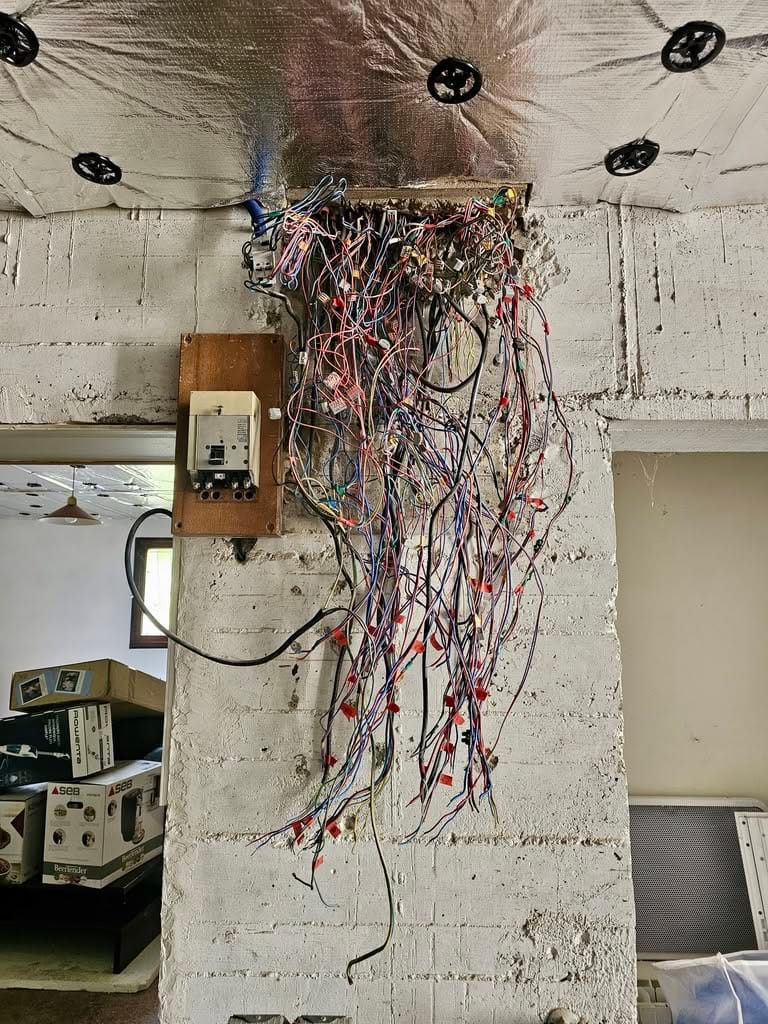 Rénovation complète du tableau électrique nécessitant un tri et une réorganisation des circuits. Suppression des anciens raccordements et préparation d'un câblage propre et sécurisé. Objectif : retrouver une installation fiable, lisible et conforme aux règles de l'art.