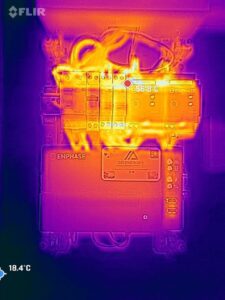 Maintenance préventive d'une installation photovoltaïque réalisée à l'aide d'une caméra thermique. Contrôle des températures des équipements électriques afin de détecter d'éventuels points chauds. Mesure d'une température de 56,8 °C sur un composant nécessitant une vérification. Cette analyse permet d'anticiper les anomalies avant qu'elles ne provoquent une panne. Une intervention essentielle pour garantir la sécurité, les performances et la longévité de l'installation solaire.