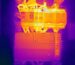 Maintenance préventive d'une installation photovoltaïque réalisée à l'aide d'une caméra thermique. Contrôle des températures des équipements électriques afin de détecter d'éventuels points chauds. Mesure d'une température de 56,8 °C sur un composant nécessitant une vérification. Cette analyse permet d'anticiper les anomalies avant qu'elles ne provoquent une panne. Une intervention essentielle pour garantir la sécurité, les performances et la longévité de l'installation solaire.