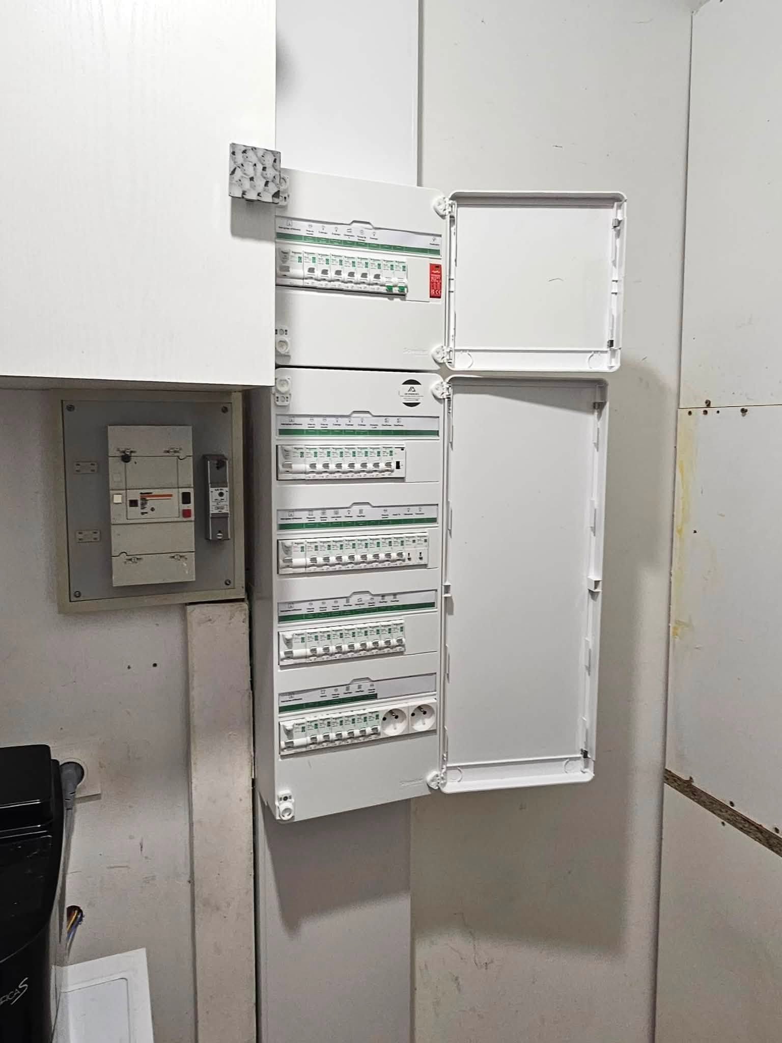Nouveau tableau électrique neuf. Installation par artisan électricien QR ENERGIES