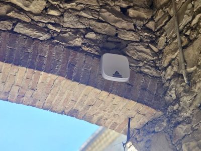 Sirene alarme ajax installée par QR ENERGIES sur une maison en pierre à Marsanne