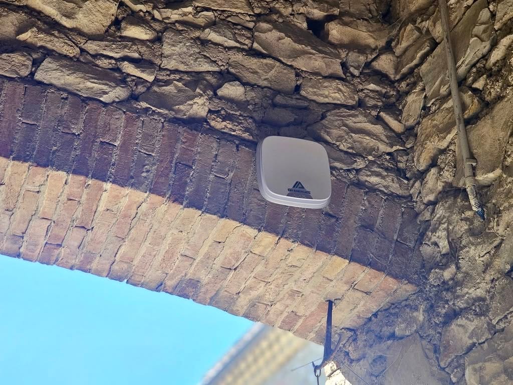 Sirene alarme ajax installée par QR ENERGIES sur une maison en pierre à Marsanne